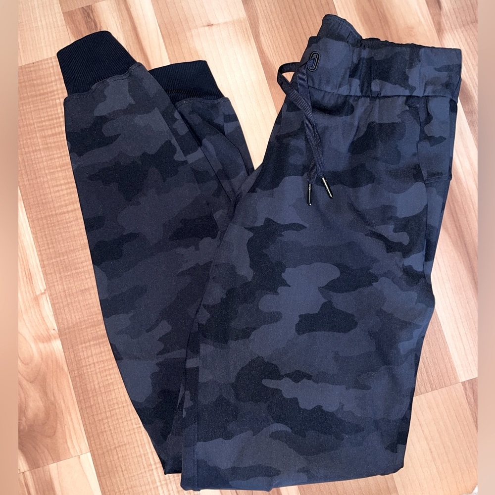 Lululemon discontinued “On the Fly” joggers- Camo size 2